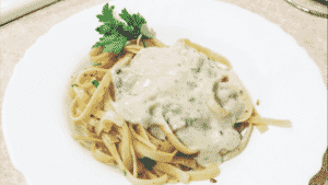 receta-tallarines-con-crema-de-leche-y-champiñones